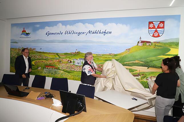 Der Birnaumaler Norbert Sand enthüllt im Juni das von ihm angefertigte sieben Meter lange Wandbild im Rathaussaal Oberuhldingen.