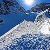 Um Menschen und Ortschaften vor Lawinen zu bewahren, müssen Experten die Schneebretter mancherorts auch mal sprengen.
