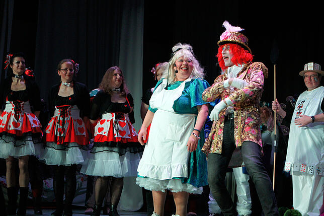 Ein wahres Kostümfest war der Auftritt der Bohnebrätscher mit Ruth Dickreiter als „Alice im Wunderland“.