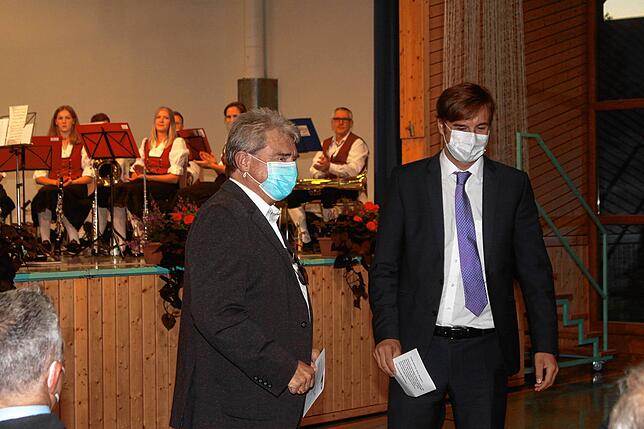 Der frühere Konstanzer Landrat Frank Hämmerle (links) und sein Nachfolger im Amt, Zeno Danner waren nach Mühlingen gekommen, um sich von ...