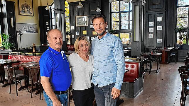 Tush Bisaku (links) sowie Aide und Dusan Ciric im Gastraum des Restaurants Bleiche. Rund dreizehn Monate nach der Schließung des Hauses ...