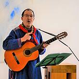 Stephan Glunk, Poppele-Zunftmeister, singend und mit Gitarre im Element.