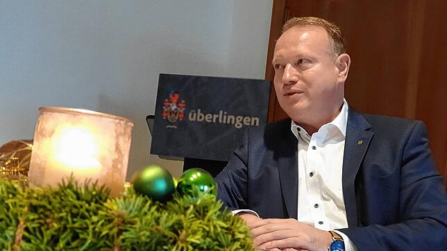 Überlingen Oberbürgermeister Jan Zeitler im Gespräch in seinem Büro im Rathaus.