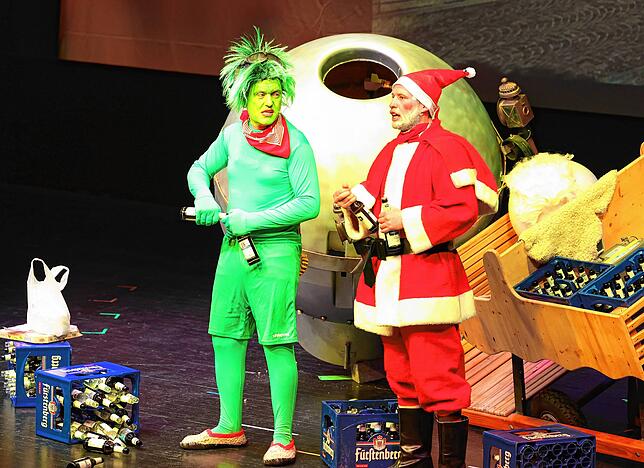 Auf den Schreck erst einmal ein Bier: Das Marsmännchen (Alexander Gut) und der Weihnachtsmann (Benjamin Bäurer) machen das Beste aus ...