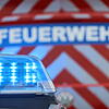 Die Feuerwehr musste ein brennendes Auto löschen (Symbolbild)