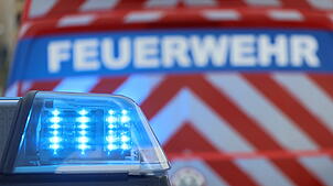 Die Feuerwehr musste ein brennendes Auto löschen (Symbolbild)