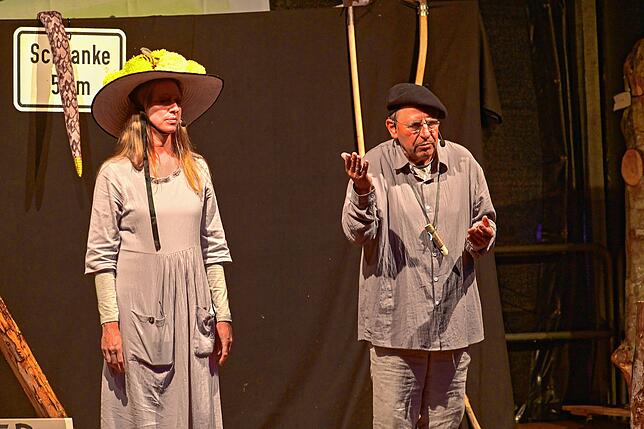 Als Weltpremiere angekündigt spielen Henry Greif und Sandra Fürderer das Leben im Schwarzwald hinter- und tiefsinnig nach.