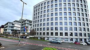 Das Landratsamt im Bodenseekreis, hier das jüngste Gebäude fotografiert im November 2024. Diskutiert wurde jetzt, ob es am Abend während ...