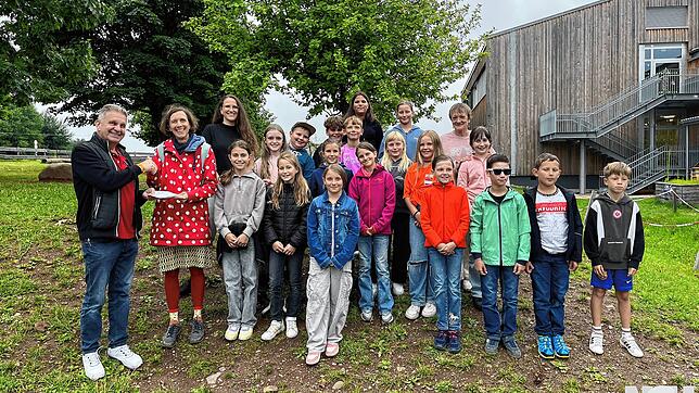 Die Klasse 4a der Hotzenwaldschule Rickenbach bei der Verabschiedung zusammen mit (von links) Franz Maise, Mirjam Kollmar und Annett ...