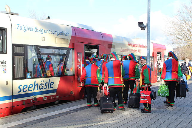 Die aktiven Laufnarren steigen ganz entspannt als letzte Fahrgäste in den Zug ein.