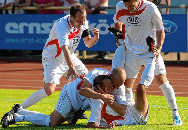 Meisterjubel: Jasmin Rastoder hat zwei Treffer im finalen Spiel des FC Tiengen 08 gegen den TuS Stetten erzielt und wird von Kapitän ...