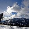 Gerade im Frühjahr müssen Wanderinnen und Wanderer in den Alpen noch mit Schneefeldern rechnen - beim Queren ist Vorsicht geboten.
