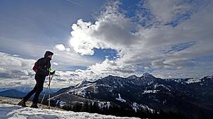 Gerade im Frühjahr müssen Wanderinnen und Wanderer in den Alpen noch mit Schneefeldern rechnen - beim Queren ist Vorsicht geboten.
