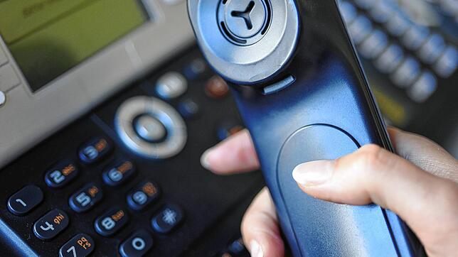 &bdquo;Hallo Süßer, was kann ich für dich tun?&ldquo;: So wurden 1998 mehrere Polizisten am Telefon begrüßt. Dahinter steckt ein ...