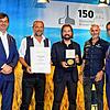 Cem Özdemir (rechts) überreicht mit DLG-Präsident Hubertus Paetow (links) Urkunde und Medaille an Bernhard Vötter (Braumeister), Dieter ...