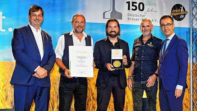 Cem Özdemir (rechts) überreicht mit DLG-Präsident Hubertus Paetow (links) Urkunde und Medaille an Bernhard Vötter (Braumeister), Dieter ...