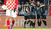 Freiburgs Mannschaft jubelt nach dem Treffer zum 0:1. durch Freiburgs Michael Gregoritsch.