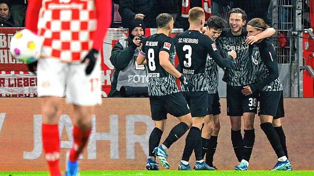 Freiburgs Mannschaft jubelt nach dem Treffer zum 0:1. durch Freiburgs Michael Gregoritsch.
