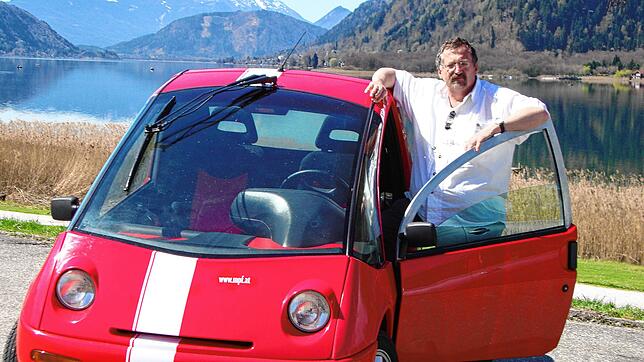 Thomas Albiez mit dem neuen Hotzenblitz Klassik Ossiacher See bei Villach. Das E-Auto hat das Design seines Vorgängers aus den ...