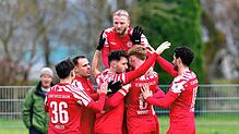 Die Jubeltraube der Gäste aus Salem ist nach dem 4:0-Sieg in Donaueschingen groß.