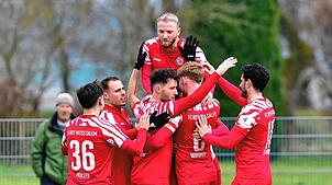 Die Jubeltraube der Gäste aus Salem ist nach dem 4:0-Sieg in Donaueschingen groß.