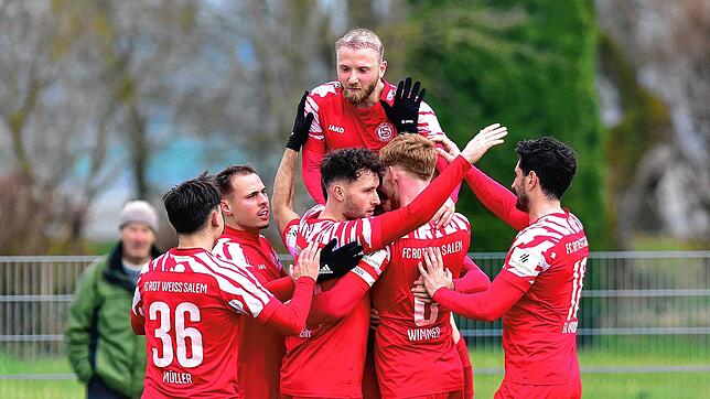 Die Jubeltraube der Gäste aus Salem ist nach dem 4:0-Sieg in Donaueschingen groß.