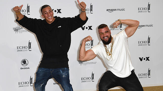 Die Musiker Kollegah (rechts) und Farid Bang vor der Echo-Verleihung 2018. Mit Goldketten und großen Gesten, versteht sich.