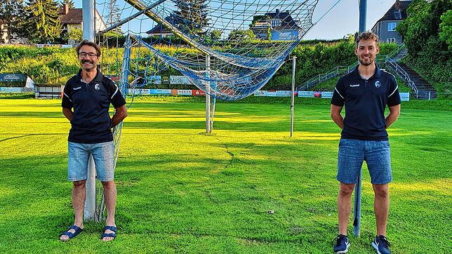 Sie leiten die Fördergruppe des FC 03 Radolfzell in Zusammenarbeit mit dem SC Freiburg: Rolf Dietrich (links) und Dominik Krall. Bild: ...