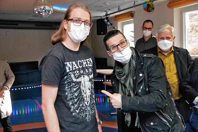 Nach der spontanen Schlagzeugeinlage im Discoraum der Klinik, nimmt sich Daniel Löble Zeit für ein Gespräch mit seinem Fan und erfüllt ...