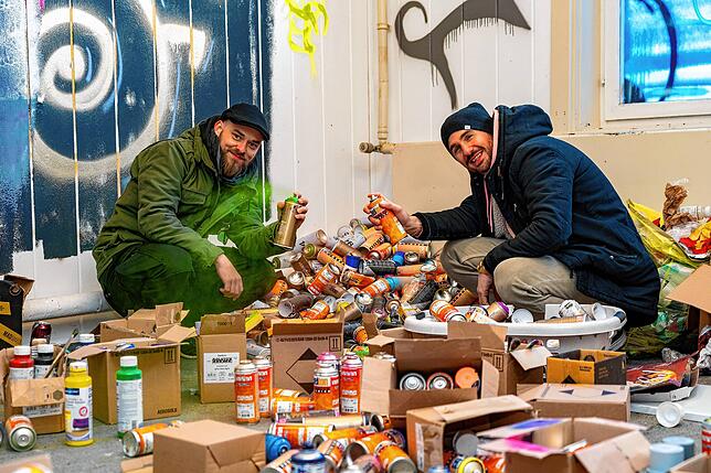 Graffiti-Kunst auf dem ehemaligen Saba Areal. Jonas Fehlinger (links) mit Steffen Schulz. Sie sortieren hier einen Berg verbrauchter ...