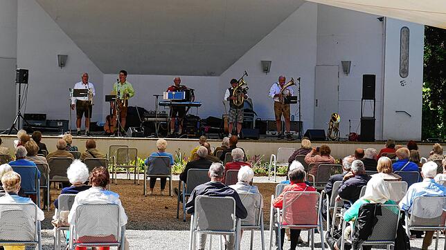 Bald können es beim Promenadenkonzert wieder mehr Besucher sein. Bisher dürfen 100 Personen das Konzert verfolgen, ab nächster Woche ...