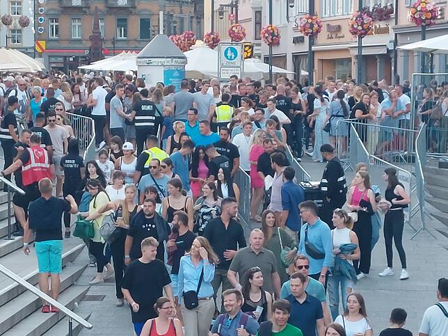Das Fest hat gerade erst begonnen, da nimmt der Andrang schon merklich zu.