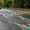 Arbeiter von der Hüfinger Straßenmeisterei sind am Dienstag nach dem tödlichen Verkehrsunfall bei Wolterdingen mit Reinigungsarbeiten ...
