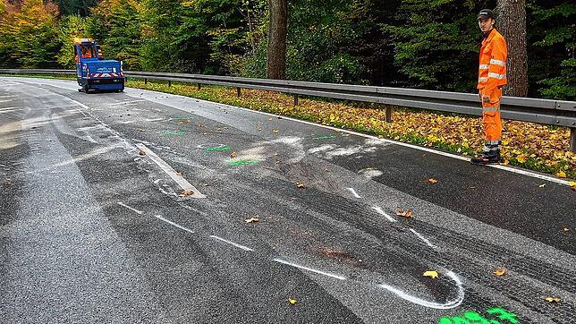 Arbeiter von der Hüfinger Straßenmeisterei sind am Dienstag nach dem tödlichen Verkehrsunfall bei Wolterdingen mit Reinigungsarbeiten ...