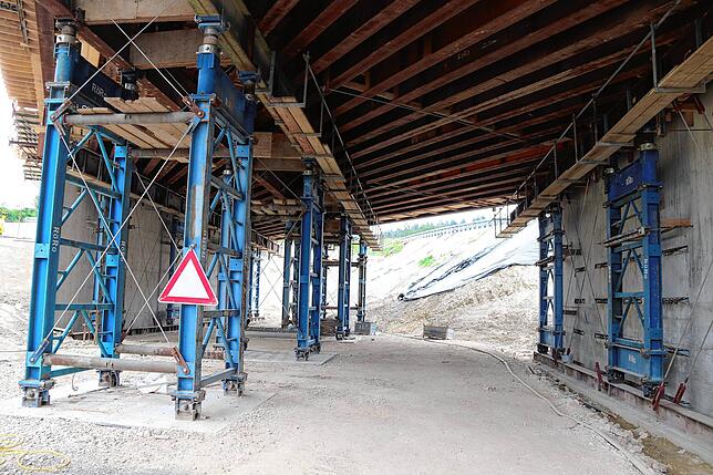 Und so sieht es in der Realität aus. Das Traggerüst wird später ein Gewicht von circa 2500 Tonnen halten, wenn die Brücke betoniert ...
