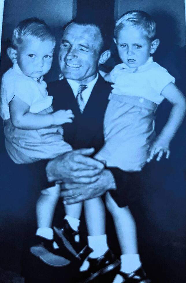 Dieses alte Erinnerungsfoto zeigt Franciszek Pszczonka, wie er seine beiden australischen Söhne Frank and George stolz auf dem Arm hält.