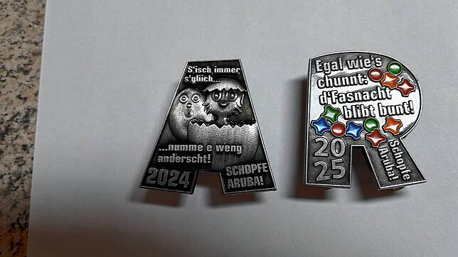 Wachablösung: Die neue (rechts) folgt auf die alte Fasnachtsplakette der Narrenzunft Schopfheim. Bild: Narrenzunft Schopfheim