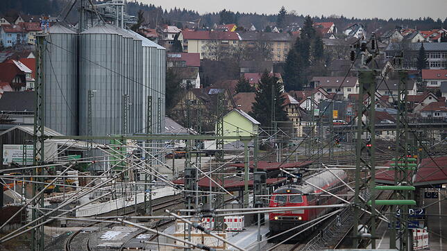 Der Umbau des Donaueschinger Bahnhofs soll laut aktuellen Angaben der Bahn voraussichtlich im Oktober 2019 beendet sein. Was zur ...
