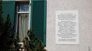 Eine Gedenktafel informiert in Schleitheim über die Fluchtbewegung im April 1945 aus dem Wutachtal in die Schweiz.