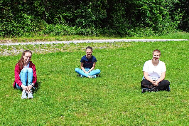 Ines Lange, Ann-Kathrin Lehn und Eva Bart vom Schulverbund Nellenburg (von links) sind froh und zufrieden, dass die erste Prüfung gut lief.