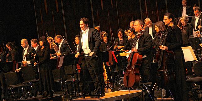 (Archivbild) Sie stehen nun erst einmal führungslos da: Die Musiker der Südwestdeutschen Philharmonie und ihr neuer Chefdirigent Gabriel ...