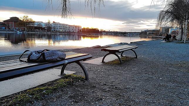 Auf einer der Bänke am Seerhein im Herosé-Park saß in der Nacht zum 5. August das junge Pärchen, als es plötzlich von den fünf Räubern ...