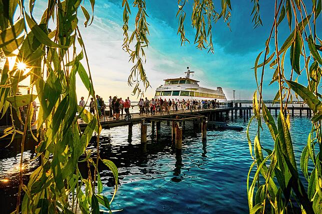 Direkt neben der Seebühne in Bregenz halten Schiffe der Bodensee-Schiffsbetreibe.