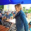 Gut besucht ist der Bürgerdialog der Grünen-Vorsitzende Franziska Brandtner im Biergarten in Donaueschingen am 22. Juli.