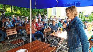 Gut besucht ist der Bürgerdialog der Grünen-Vorsitzende Franziska Brandtner im Biergarten in Donaueschingen am 22. Juli.