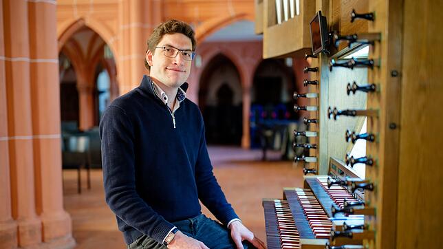 In der Peterskirche in Heidelberg übt Constantin Bräutigam regelmäßig an der großen Orgel.