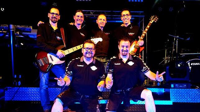 Die Jungs vom Bodensee (vorne von links: Alex Tylla und Reiner Jäckle) treten zusammen mit der Band Fly auf. Die vier Musiker Stefan ...
