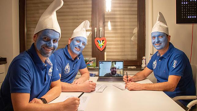 Auch während der Organisation sind hier alle blau: Das Organisationsteam des Schlumpfrekordversuchs bestehend aus (v. l.) Sebastian ...