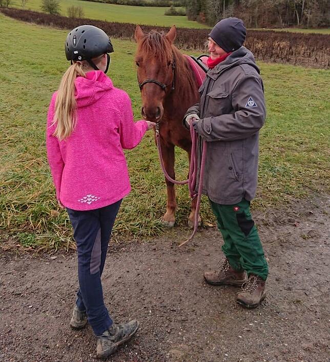 Vorsichtiges Kennenlernen: Unsicherheiten sind am Anfang der Reittherapie normal.