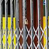 Noch ist das Gitter an einer der Bars in der Rheinfelder Friedrichstraße geschlossen. Das wird sich aber ändern.